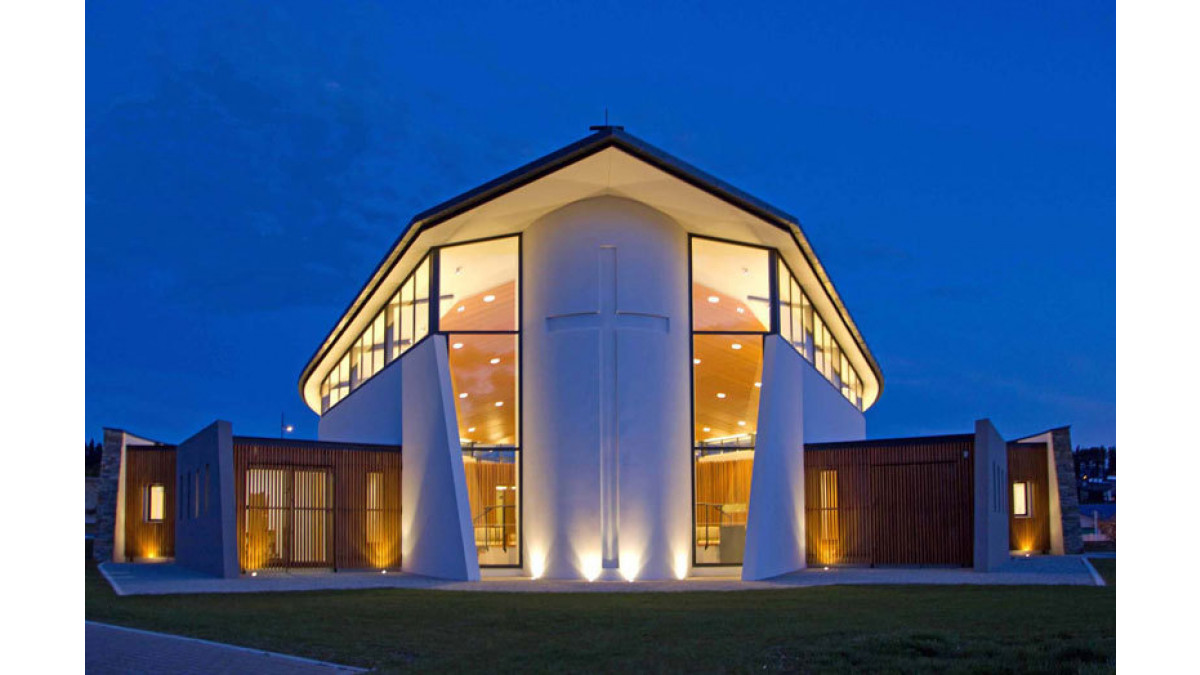 The main congregation space in the centre was surrounded by offices and other function rooms.