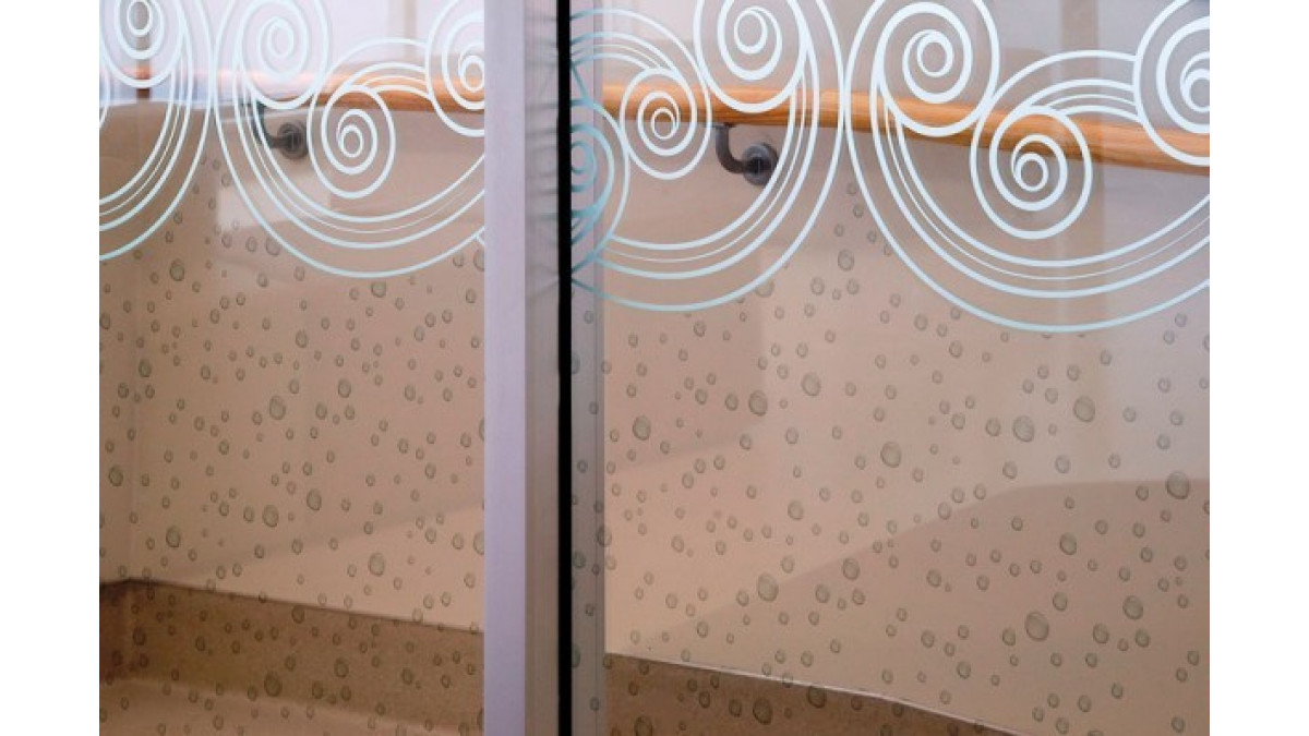 Te Whanau O Waipareira Trust required a subtle decorative effect that also served as a window vision safety strip while retaining an optically clear look in the unprinted areas. 
