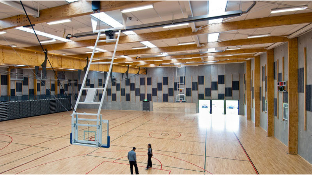 The scale of the gymnasium would dwarf any standard ceiling panel. Asona developed and manufactured over-sized Triton 40 Sports ceiling panels (2500 x 1200mm) with a top-hat fixing to create a negative edge detail between the panels which breaks up the uniformity.