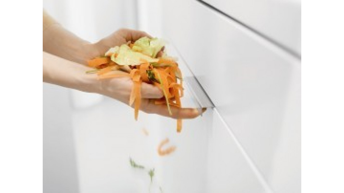 Simplistic in its concept and installation, yet highly practical and innovative, SERVO-DRIVE uno is a fitting that is installed behind a Blum TANDEMBOX drawer. 