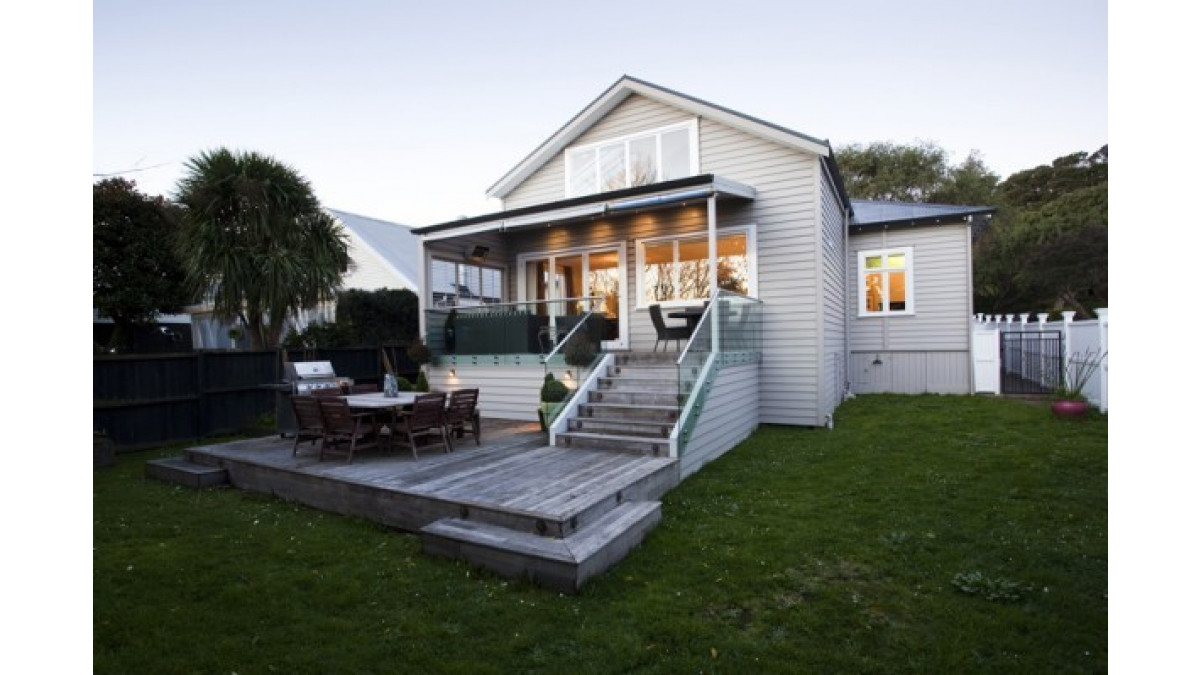 The precision-cut Jenkin A-lign weatherboard systems offer design flexibility, natural durability and thermal and acoustic performance.