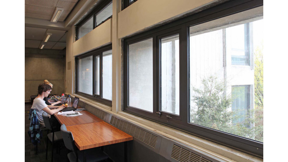 The 40mm seismic suite used in the James Hight building allows windows to ‘float’ within certain parameters during seismic events.