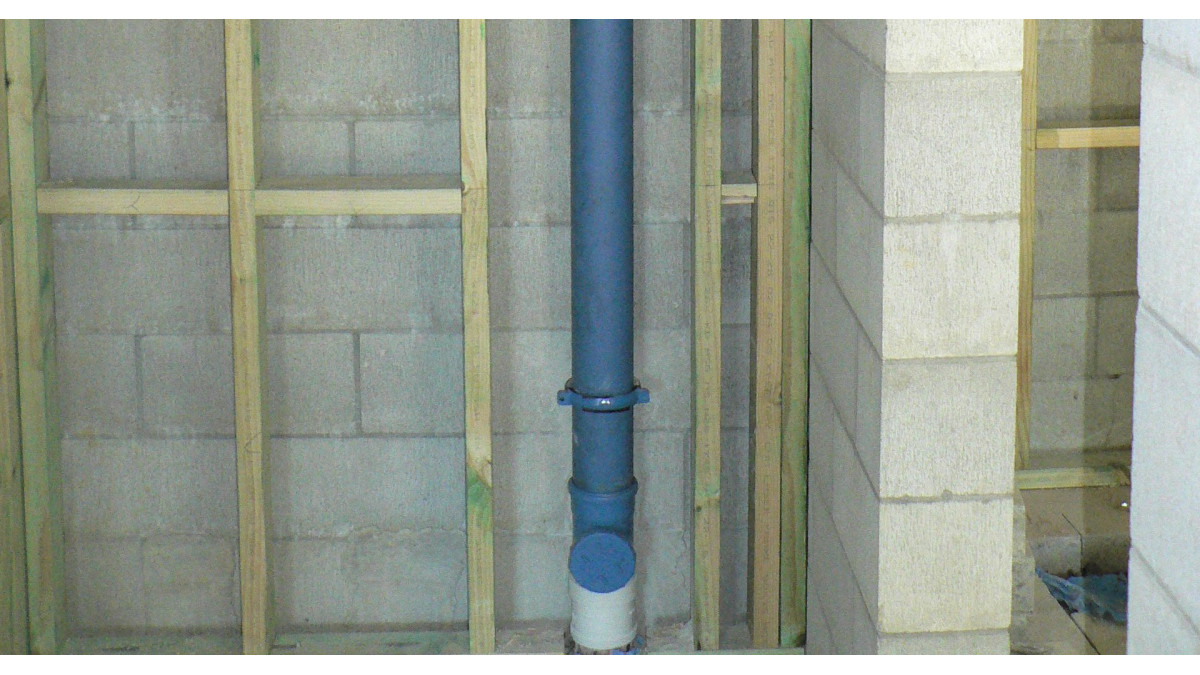 The Poliphon system features a three-layer, PP-MD (modified polypropylene) co-extruded pipe, a range of fittings and acoustic pipe clips.