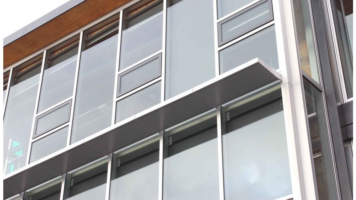 A customised 600 mm wide louvre blade (composite panel clad in aluminium) penetrates the two-part Flushglaze mullions on the northern wall. 