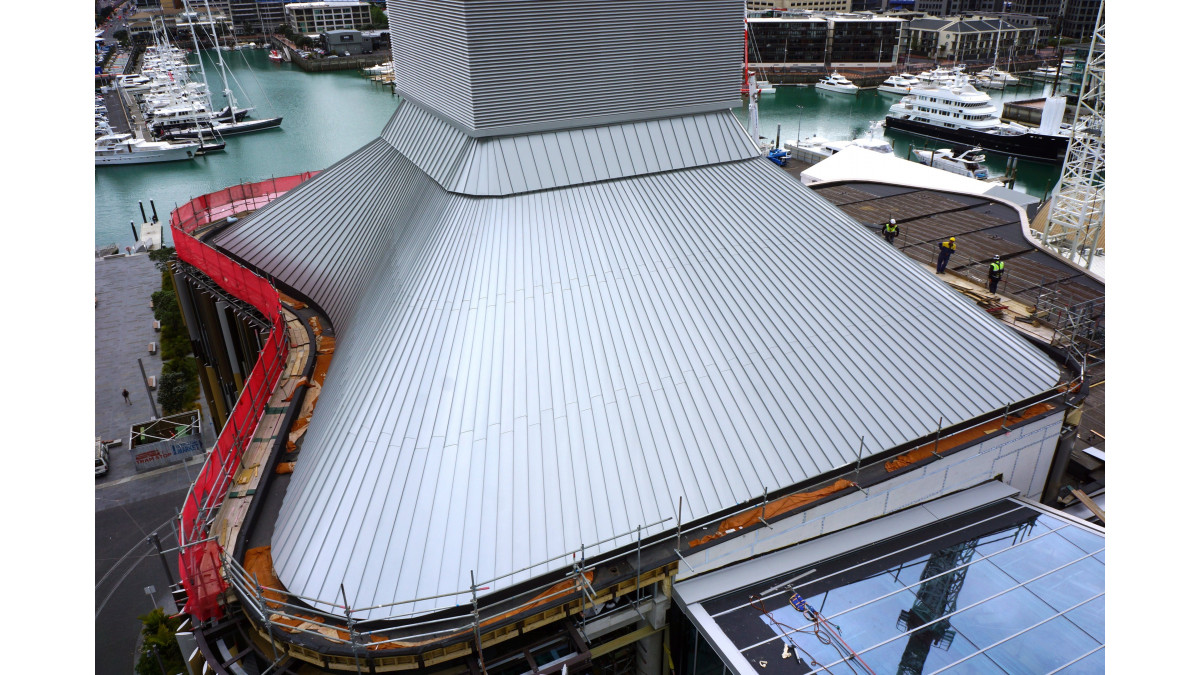 To achieve the free-flowing lines associated with a natural volcanic shape, the designers opted for faceted roofing sheets for the corners, as well as for the concave and convex surfaces of the kidney-shaped northern aspect. This gives the illusion of soft curved corners.<br />
