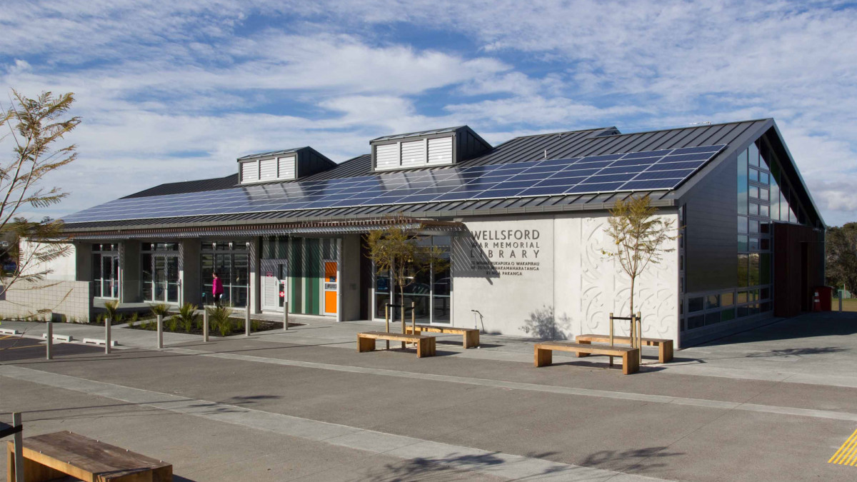 The orientation of the library allows the 115 photovoltaic panels on the roof to generate electricity in a highly effective manner.