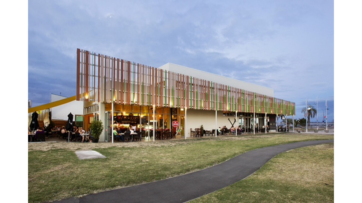 Trespa Meteon was specified on The Strand project in Tauranga by Noel Jessop from Noel Jessop Architecture.  The Trespa was cut into slats and utilised the Uni Colours and Wood Grain finishes together to create a stunning effect.