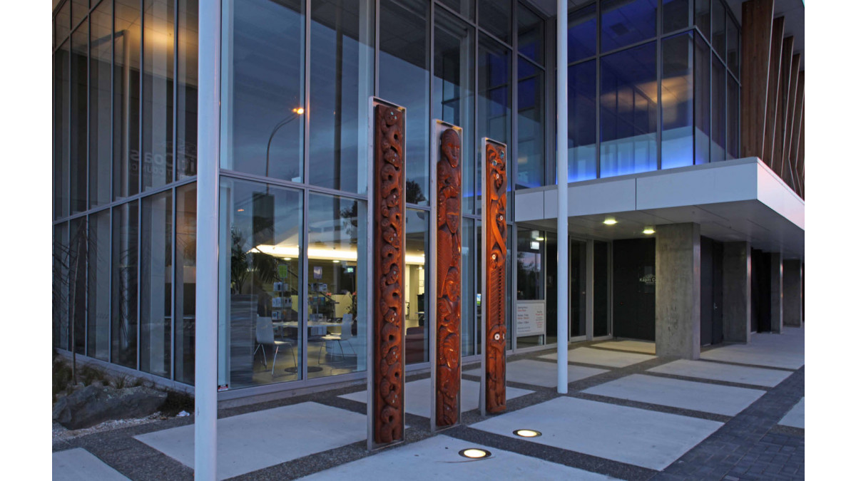 Three carvings representing the three iwi of Kapiti area who signed the Treaty of Waitangi have been placed outside the civic building.