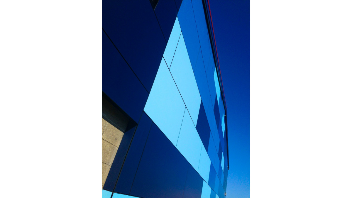 Mixing Dark Blue, Mineral Blue, Brilliant Blue and Cobalt Blue has created a stunning facade full of colour and vibrancy.