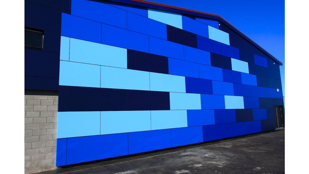 Mixing Dark Blue, Mineral Blue, Brilliant Blue and Cobalt Blue has created a stunning facade full of colour and vibrancy.
