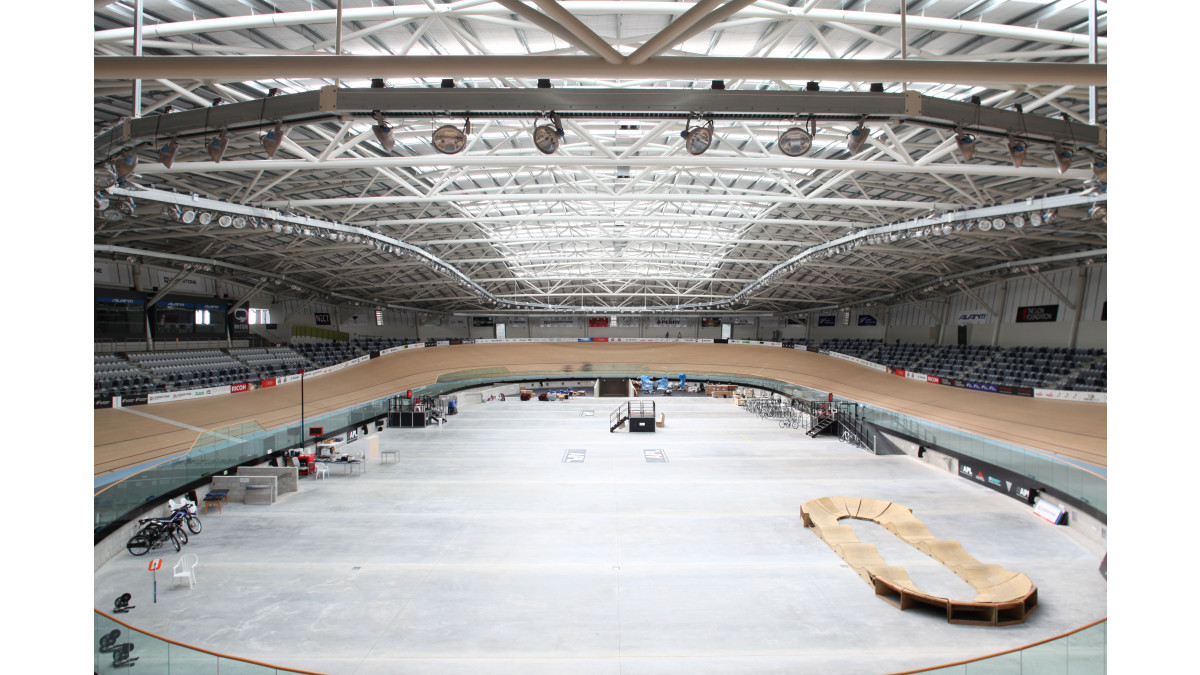 Skylights and a double track of 2000-lux lights illuminate the interior.