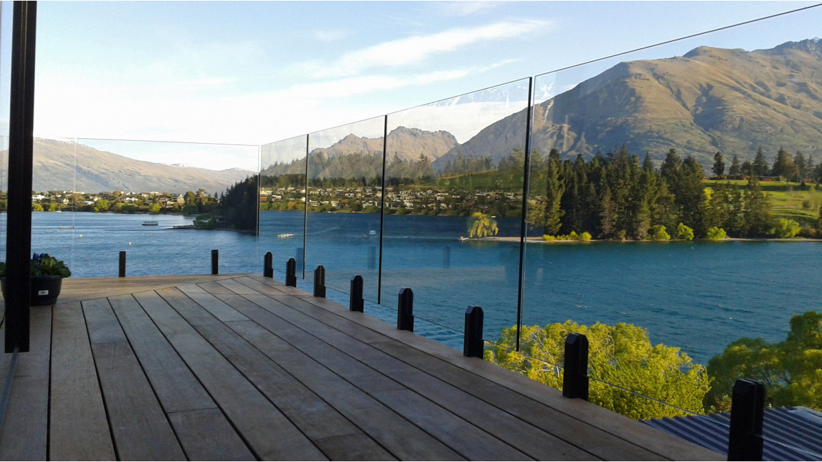 Edgetec Mini Post frameless glass balustrade maximises this stunning view.