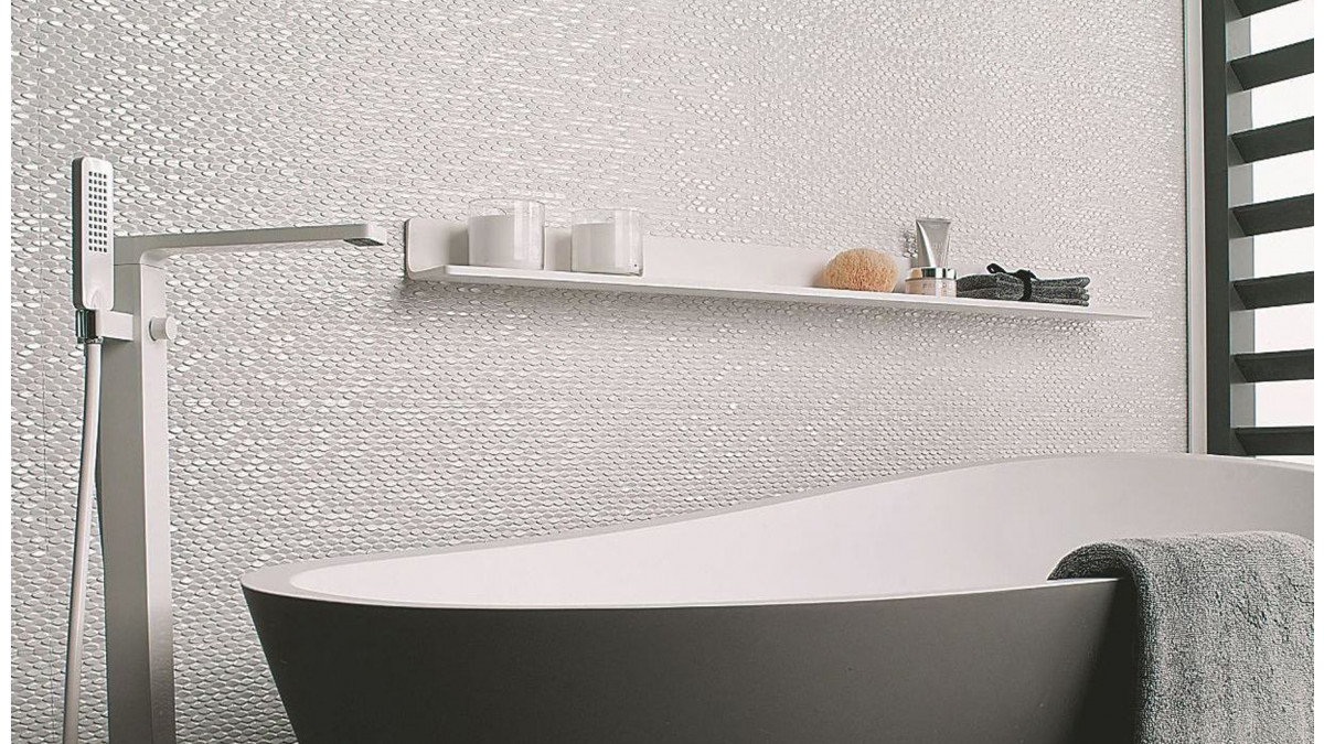 Porcelanosa Madison Nacar improves light due to its 3D gloss surface.