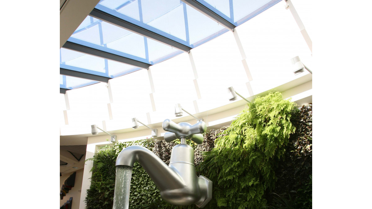 A curving 9m long skylight illuminates a ‘green wall’ and floating tap.