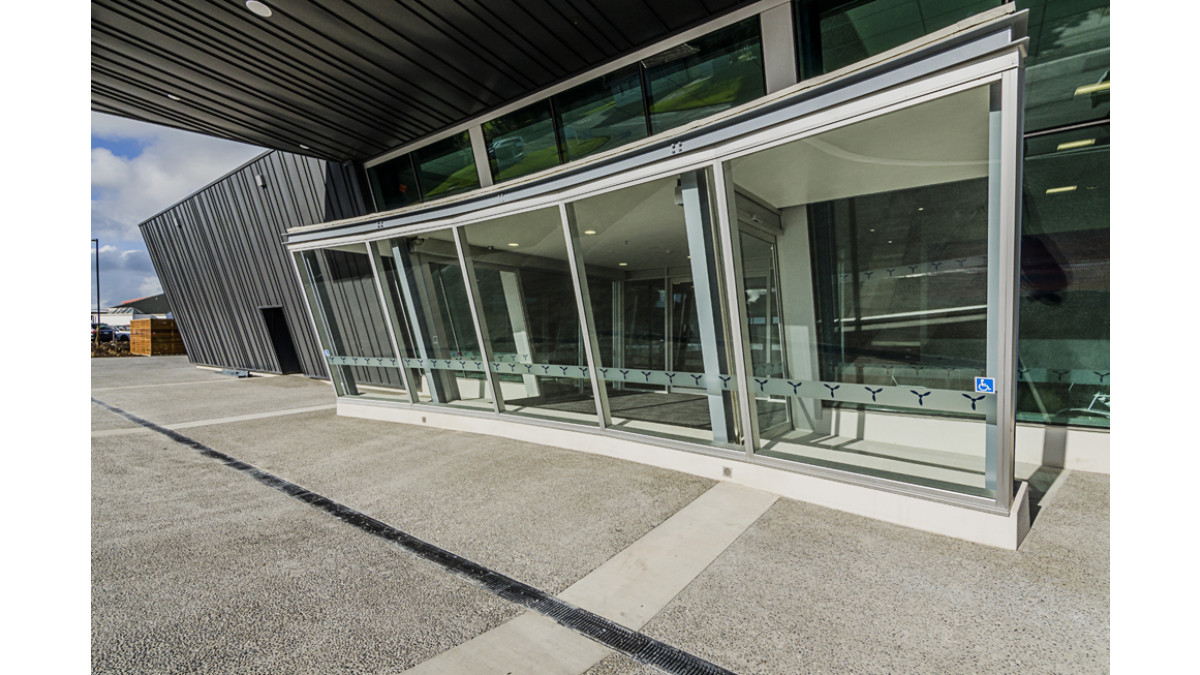 An entranceway 16° lean and curved front. (Credit: Kevin Hawkins Photography).