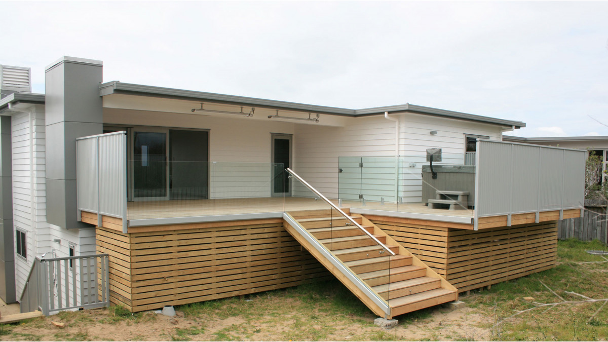 Finished deck with privacy screens and Edgetec frameless glass balustrades.