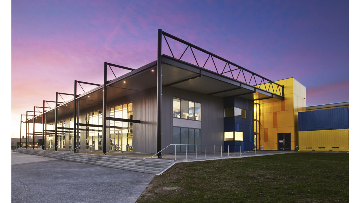 The building won an NZIA Resene Colour Award.