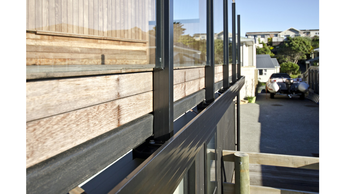 Vetro posts attached to the DKG2 Bracket and nicely concealed by the external gutter.