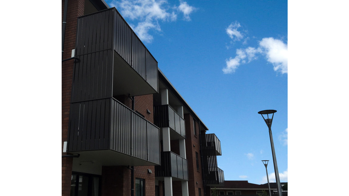 The full height screen connects neatly between balustrades from both levels.