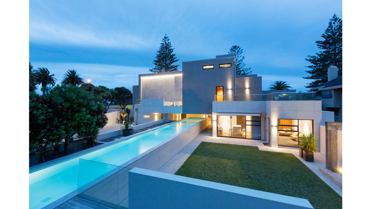 Mount Maunganui house featuring Laminam Blend Grigio and Oxide Perla.