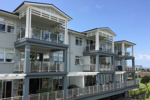 Resort Style Development Enhanced by Spectrum Balustrades and Louvres 