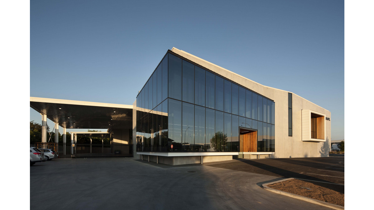 This corner façade in a double-skin window system has a naturally air-conditioned cavity.