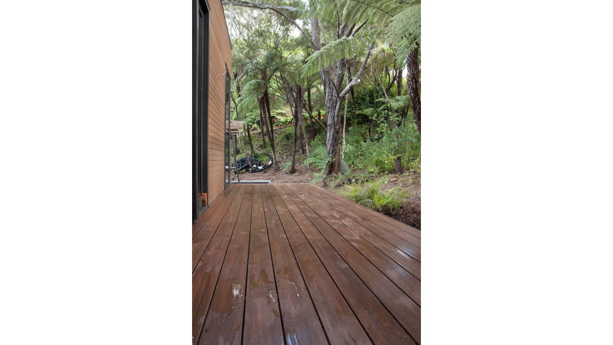Beautiful. Each board comes in 4.8m lengths and is 138mm wide, significantly reducing waste. Plus the fact it’s fade resistant and splinter free, makes for the ultimate, maintenance free deck.
