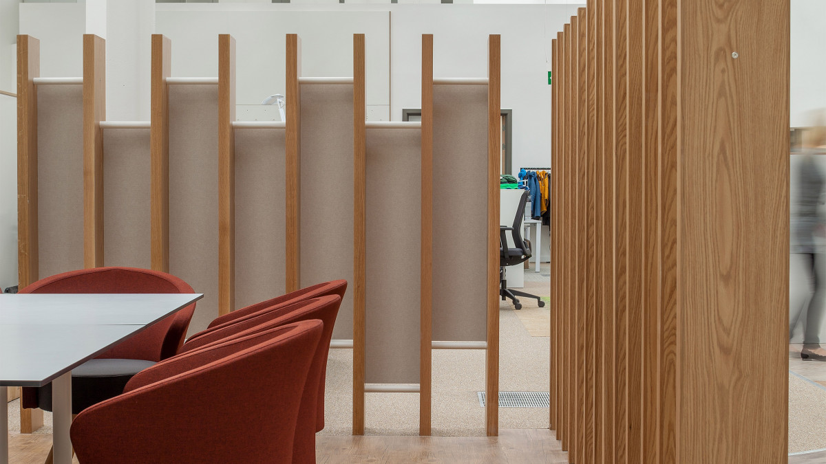 Savoy coloured Autex Cube was applied to timber walls/slats.<br />
Photo: Gavin Stewart.