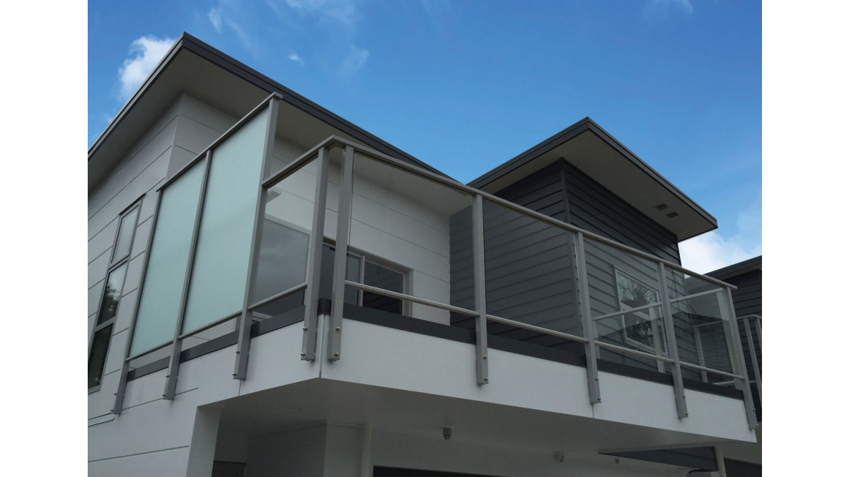 Frosted glass screen combines very well with Vista glass balustrades.