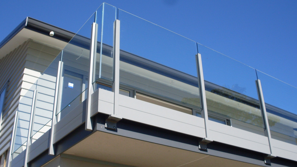 Solution 1: Aluminium slats hiding deck edge.
