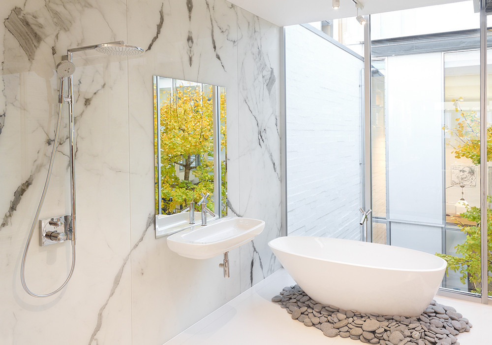 Three Innovative Ways Glass Can Enhance Bathroom Design