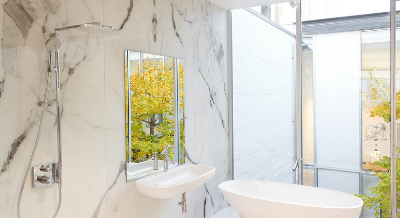 Three Innovative Ways Glass Can Enhance Bathroom Design