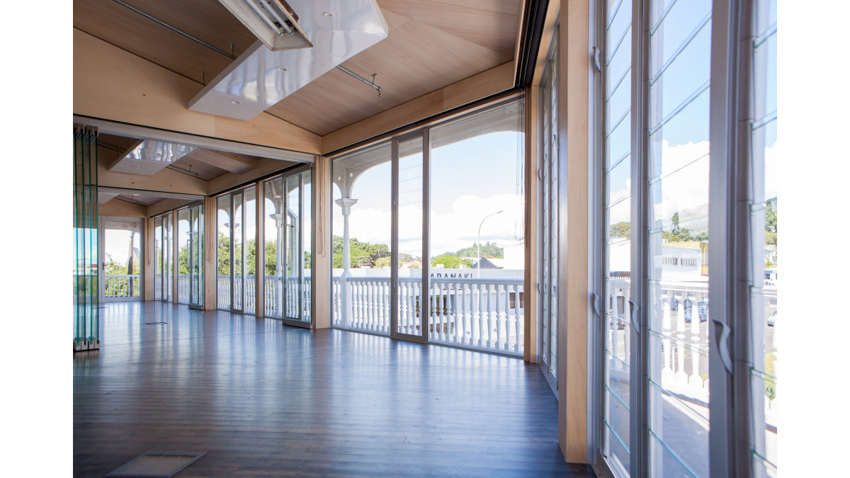The glazed-in verandah used Metro Series windows and louvres.