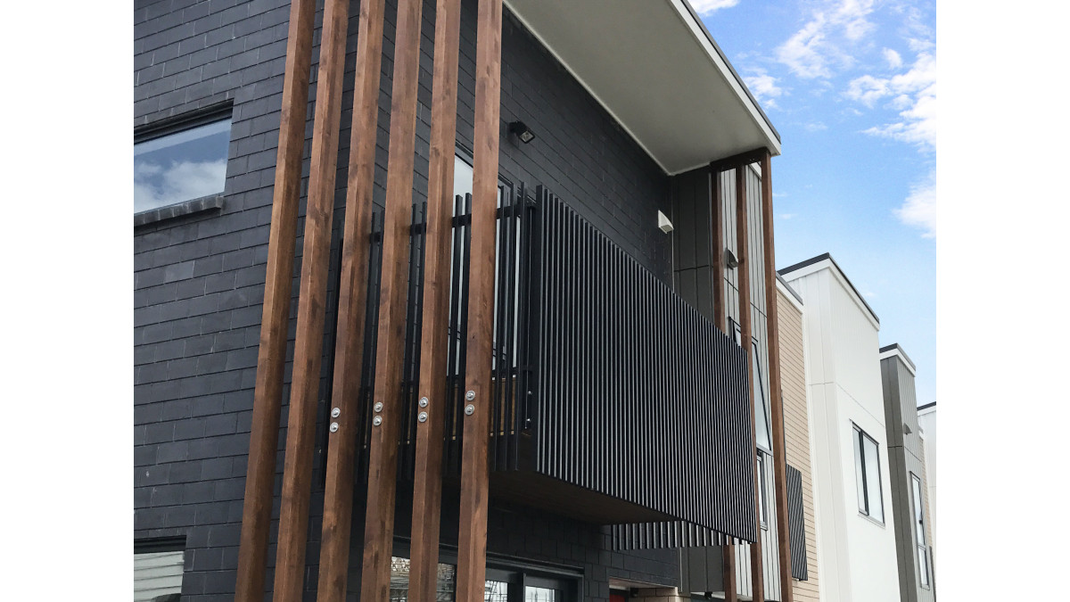 Aluminium fins fit neatly between large timber verticals.