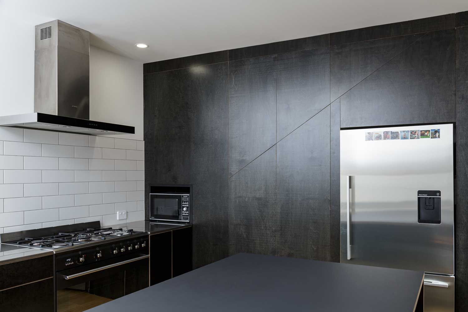 A Black Plywood Kitchen Reveals Its Grain Eboss Prev