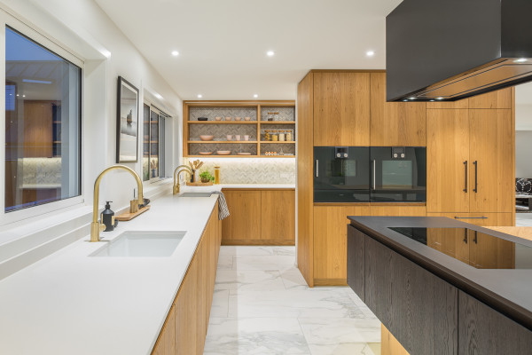 Prime Art Veneer Adds Warmth and Texture to Stunning Kitchen