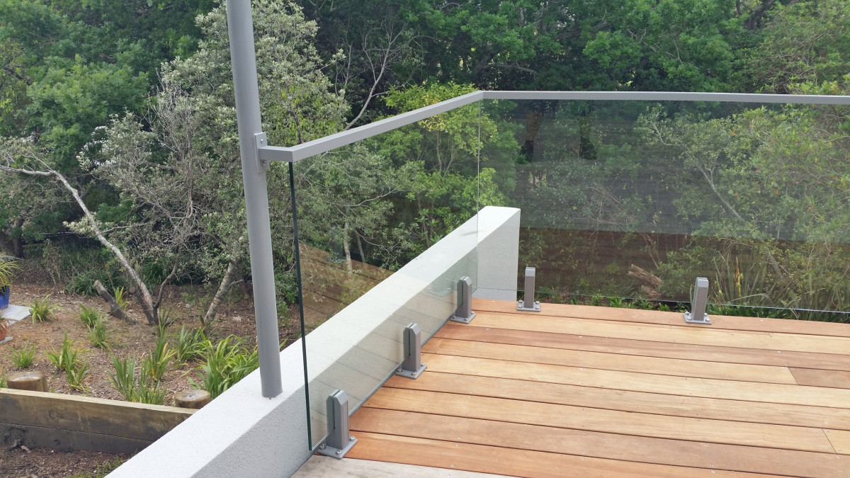 Juralco Edgetec Mini Post Glass Balustrade with matching interlinking rail finished on deck support post.