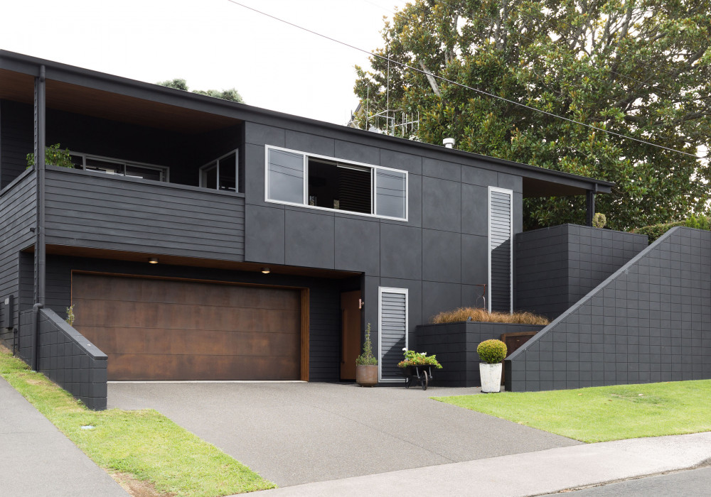Stone Paint Coarse Creates Dramatic Finish for Multi-Clad Home