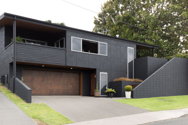 Stone Paint Coarse Creates Dramatic Finish for Multi-Clad Home