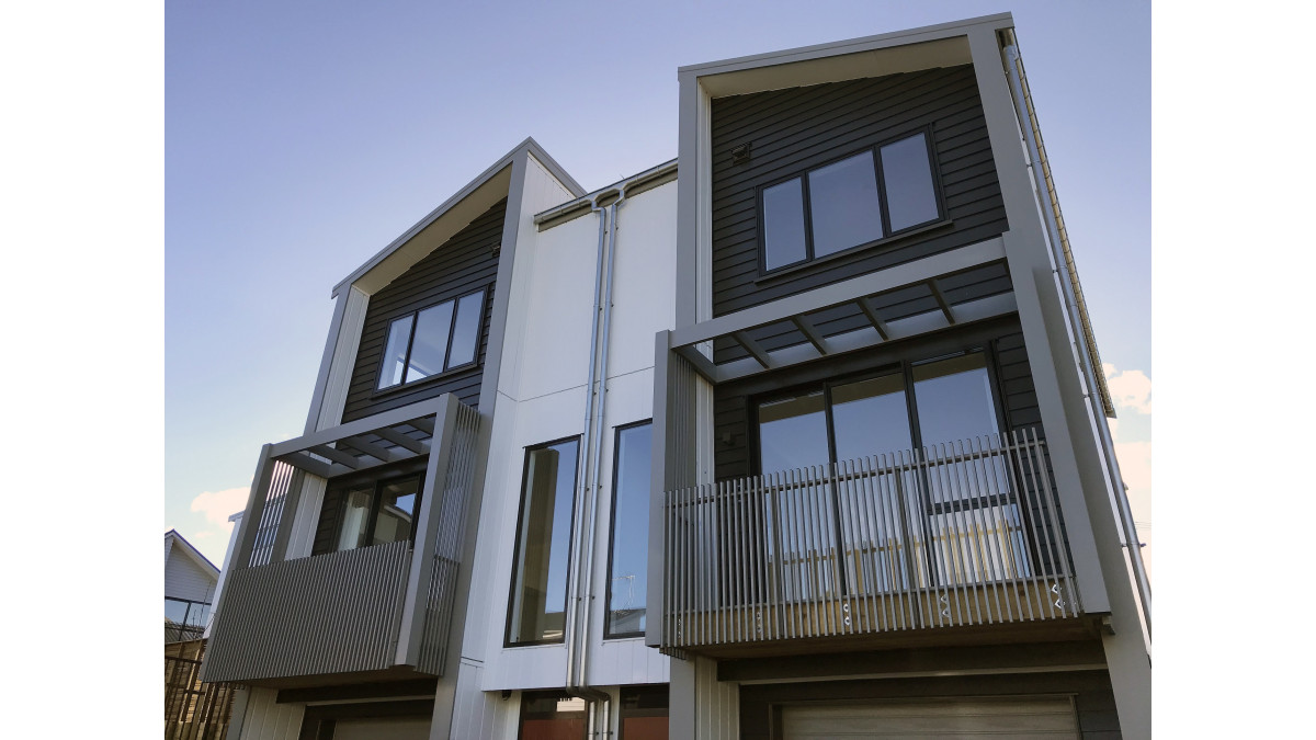 Stylish Face Hung Fin balustrade and privacy screens with Aluminium pergola.