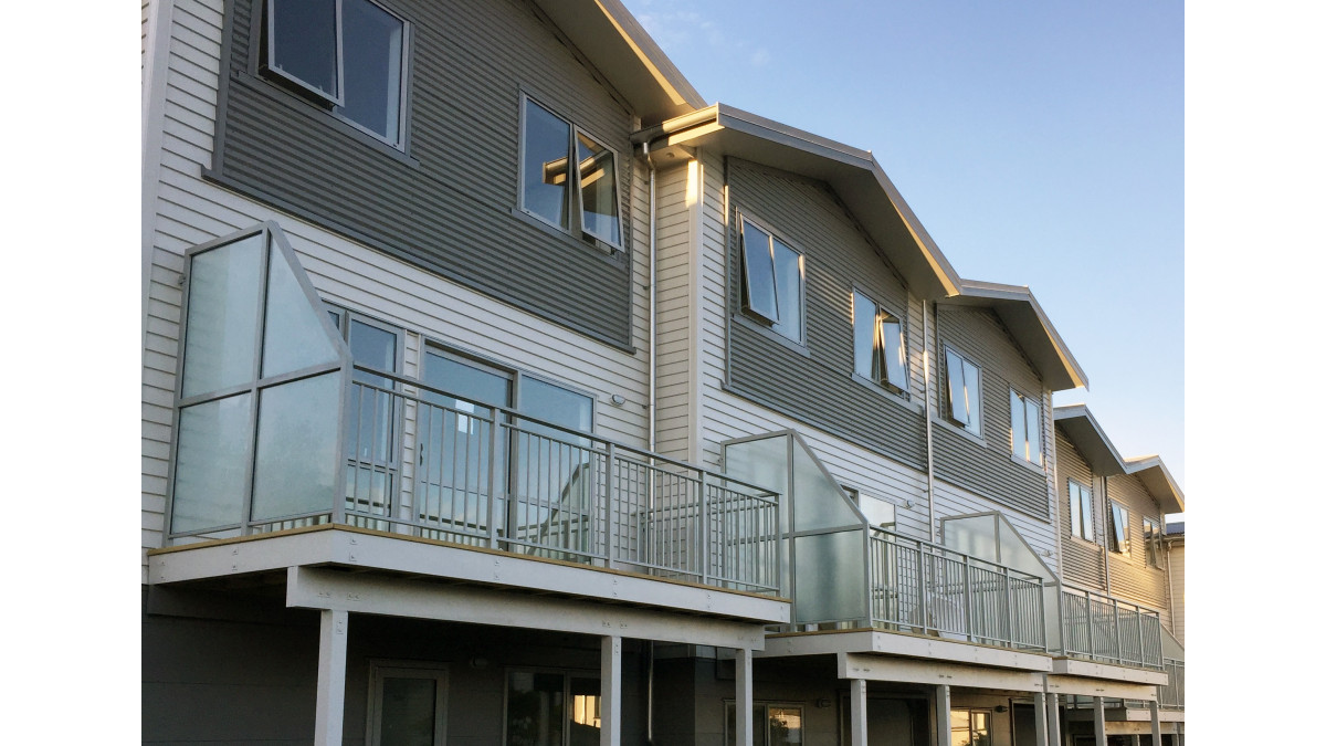 Clearspan Vista with frosted glass screens along with Heritage style balustrade.