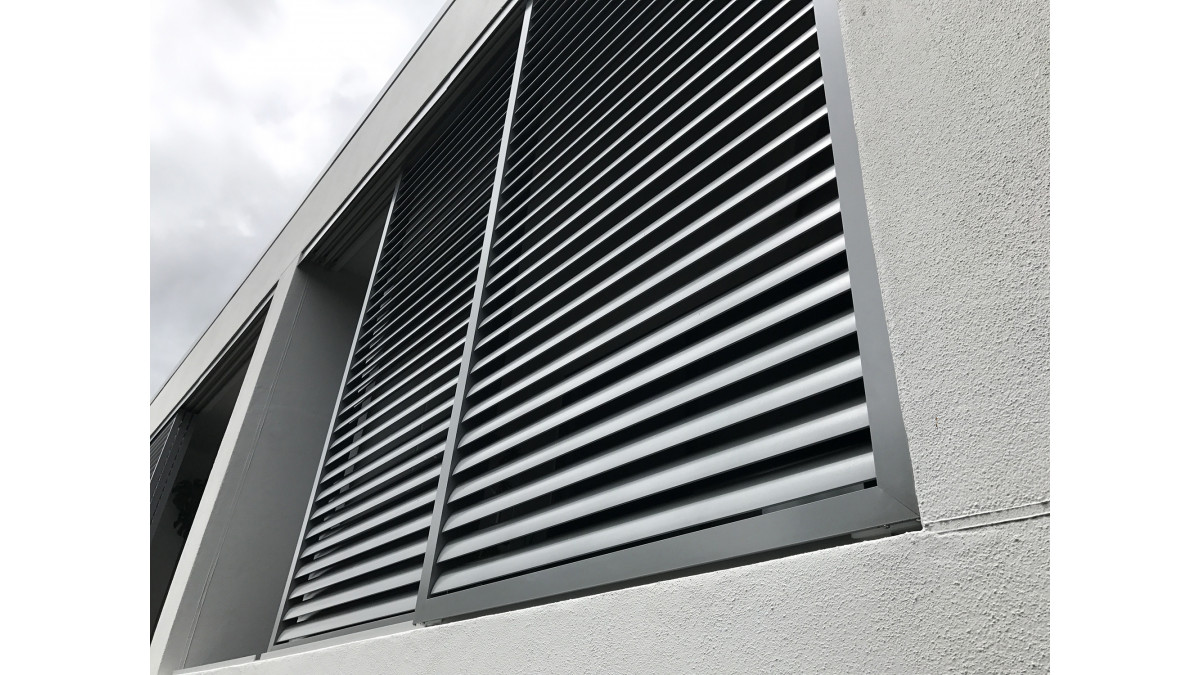 Close up of a sliding Framed Louvre Screen.