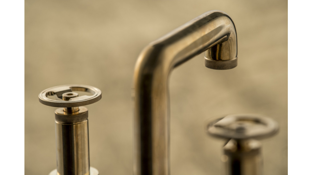 iB Rubinetti Bold three-hole washbasin mixer in natural brass.