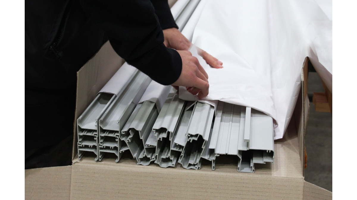Paper interleaving of aluminium profiles.