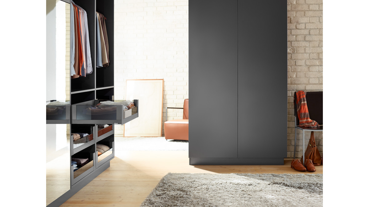 Wardrobe SPACE TOWER with LEGRABOX and AMBIA-LINE.