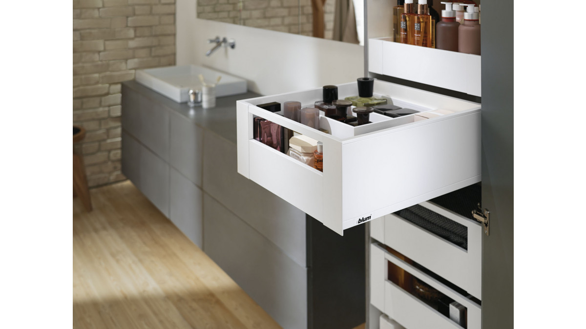 Bathroom with LEGRABOX in SPACE TOWER.