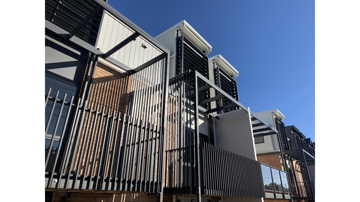 Face Hung Fin balustrade & privacy screens with Aluminium pergola.