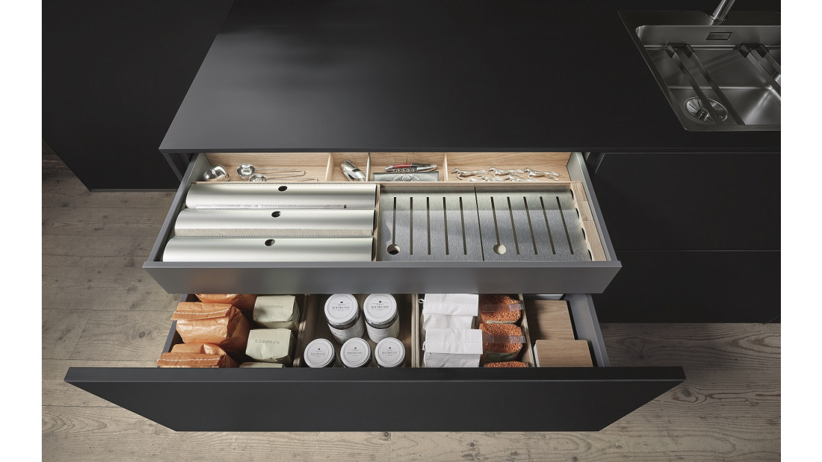 Fenix NTM Nero Ingo 0720 Bench and Drawer (Photography by Next125).