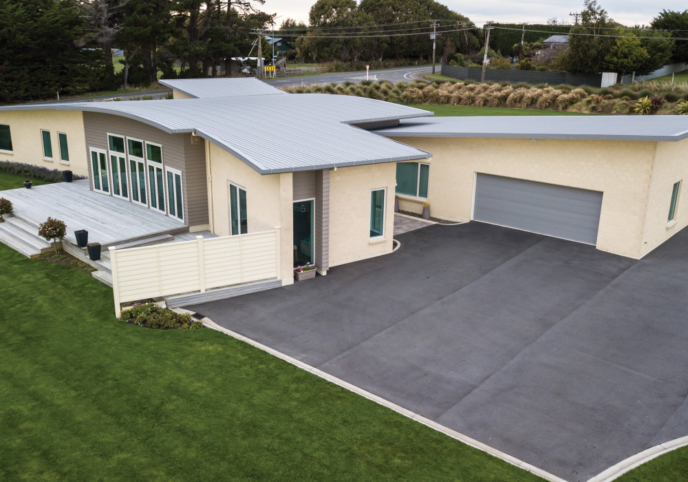 Curved Roofing Captures Magnificent Rural Invercargill Landscape