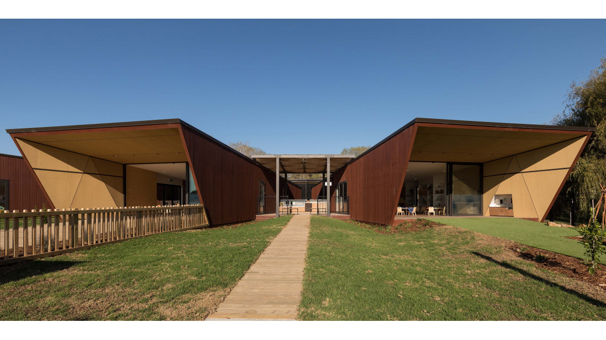 The cut-back side walls of the class rooms were intended to open up viewlines and maximise light.